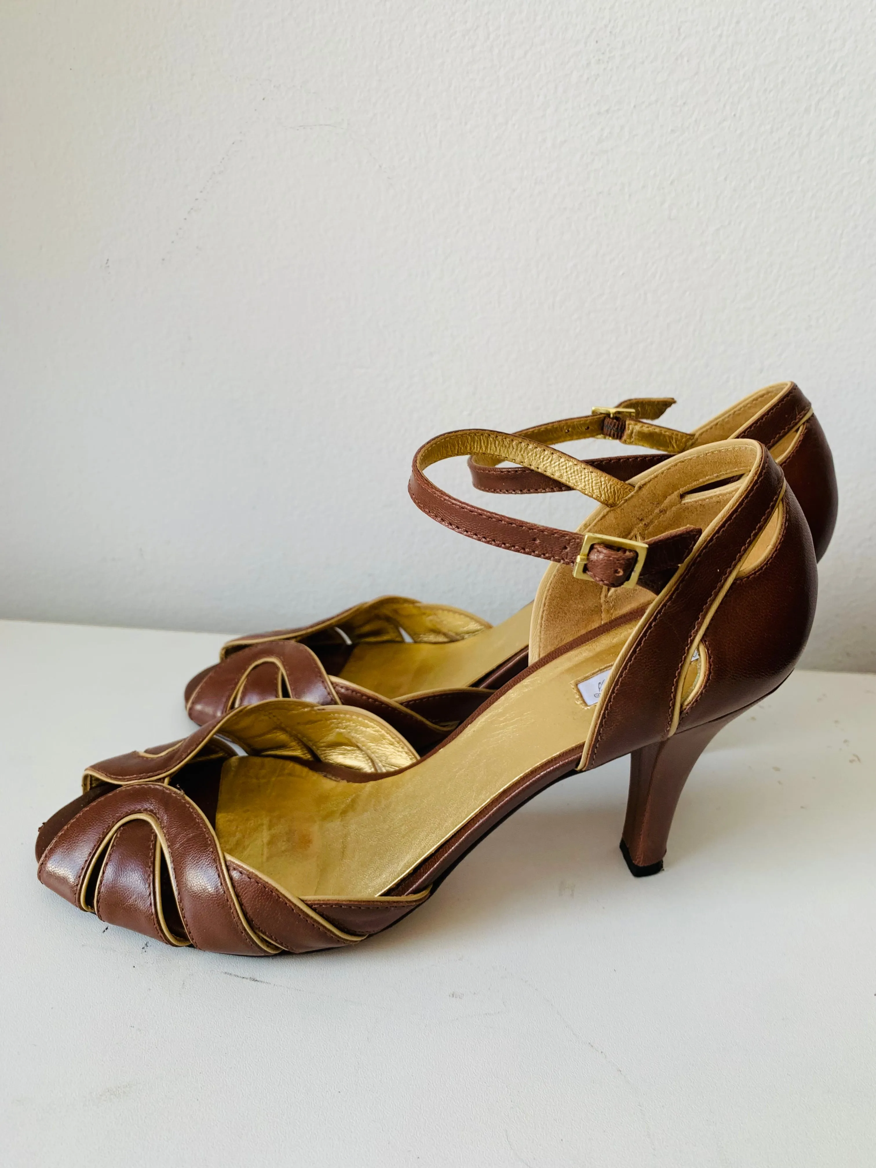 Vintage Marshall Fields Peep Toe Pumps in Brown Leather Size 8